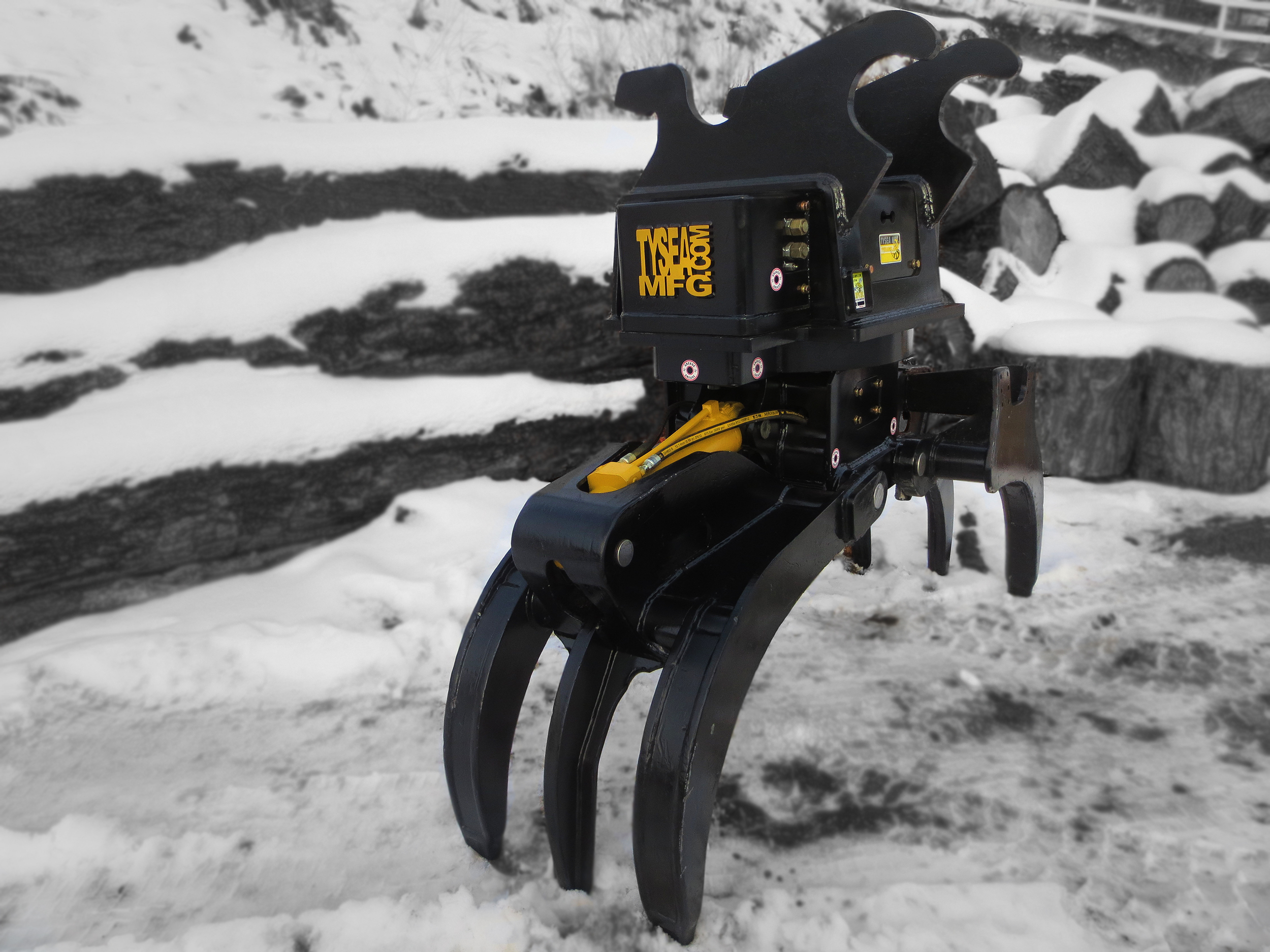 Heavy duty excavator log grapple manufactured by Tysea Mfg with dual hydraulic cylinders, 360° rotate, open and close, valve in head, vis eaton hydraulic motor rotate and proportional controls.