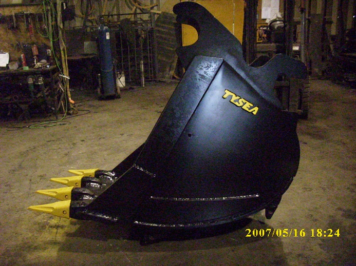 Heavy duty excavator frost bucket manufactured by Tysea Mfg.  Used to dig through hard frozen ground, ice and hard rock.