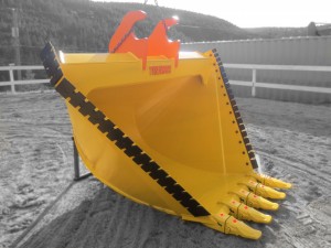 Heavy duty excavator sloping ditching bucket with serrated side edges and teeth
