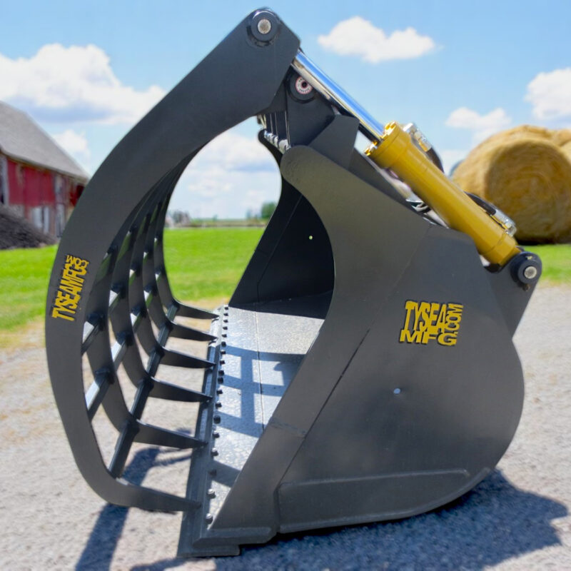 Wheel Loader feedlot bucket with overarm grapple in farming setting