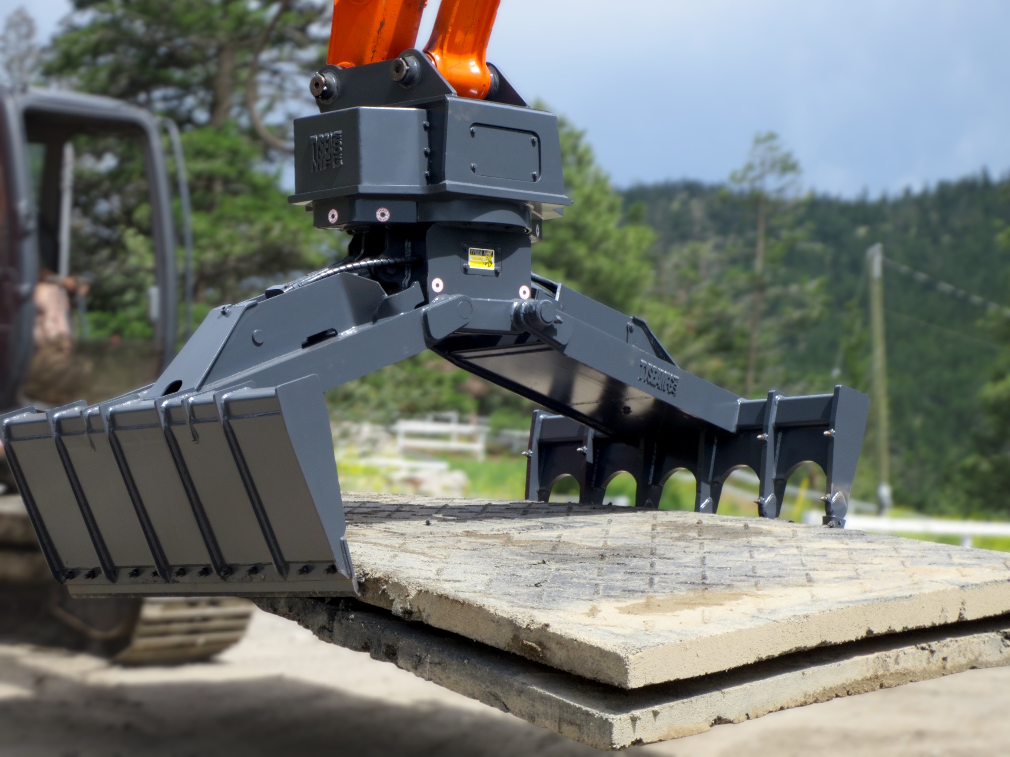 Hitachi Excavator with mat grapple attachment handling wood rig mats