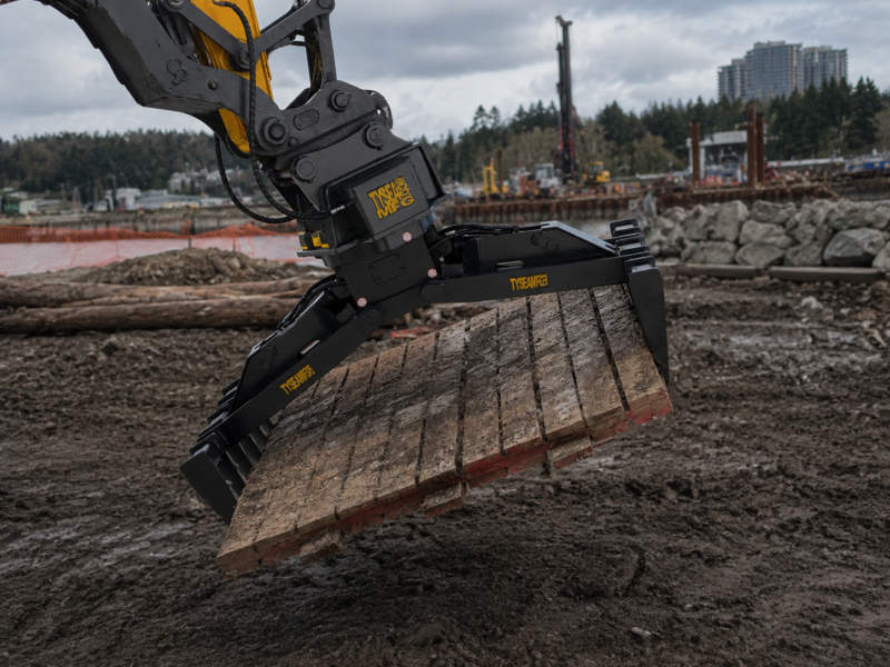 excavator-mat-grapple-wood-access-mat Excavator mat grapple on job site moving wood rig mats
