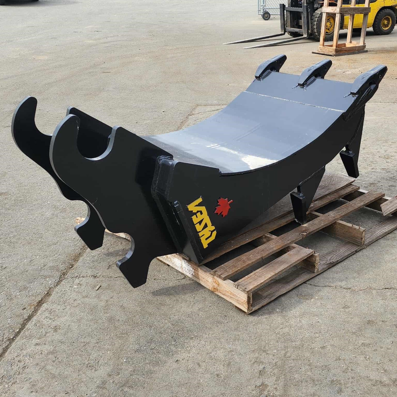 Heavy duty excavator mounding rake on pallet for sale
