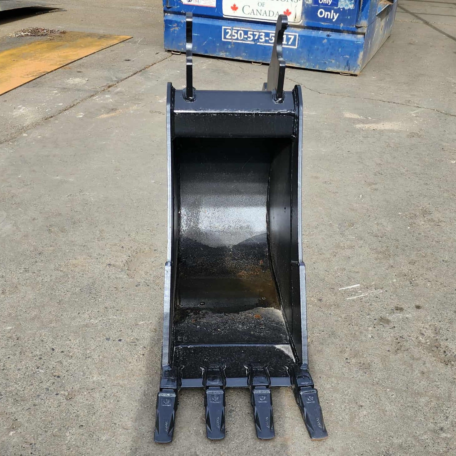 Small Excavator dig bucket for sale 18" with 4 teeth
