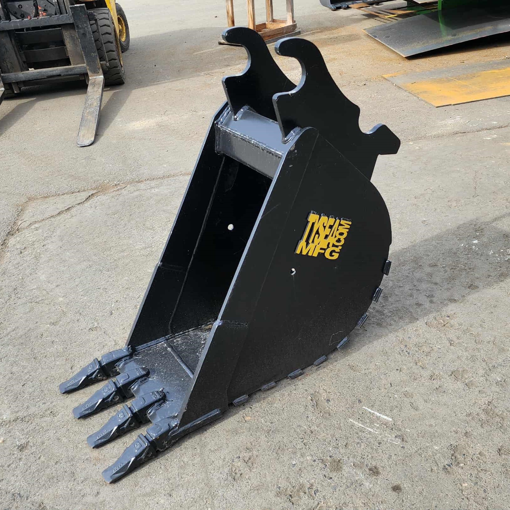 Small Excavator dig bucket for sale 18" with 4 teeth