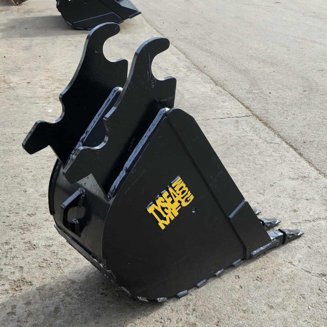 Small Excavator dig bucket for sale 18" with 4 teeth